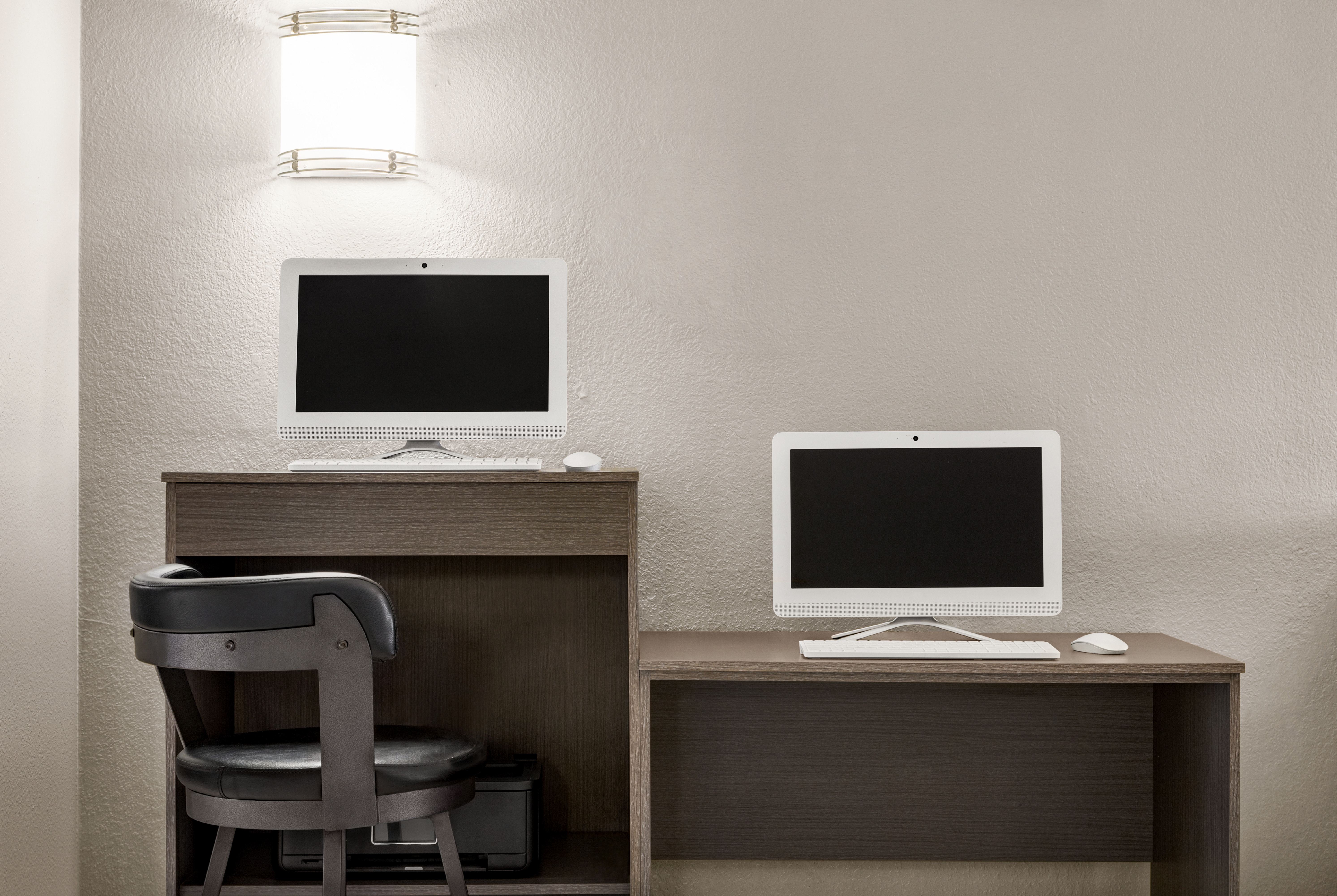 La Quinta Inn & Suites by Wyndham Brownsville North business center feature in Brownsville, Texas